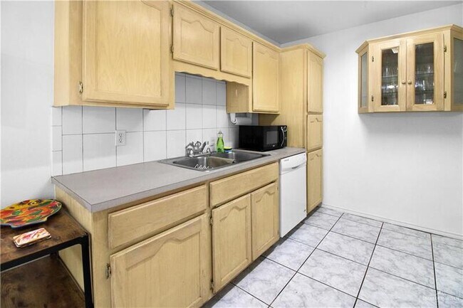 Building Photo - 905 Los Ebanos Ct