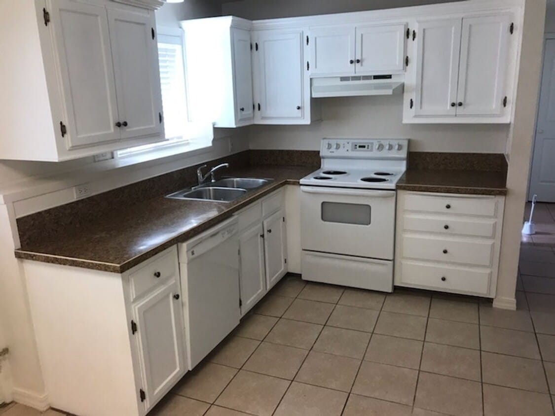 Building Photo - Great 2 bed 1 bath unit with 2 car garage ...