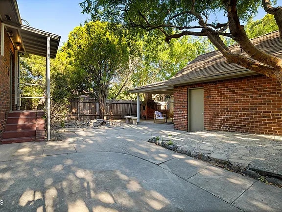 Building Photo - 1694 Oakwood St