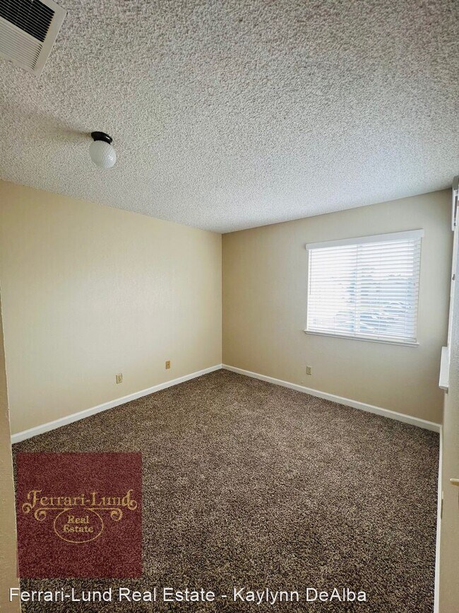 Building Photo - 2 br, 1.5 bath House - One Time 1540 Steve...