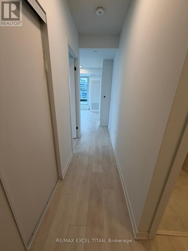 Photo du bâtiment - 4878 Powers Cmn