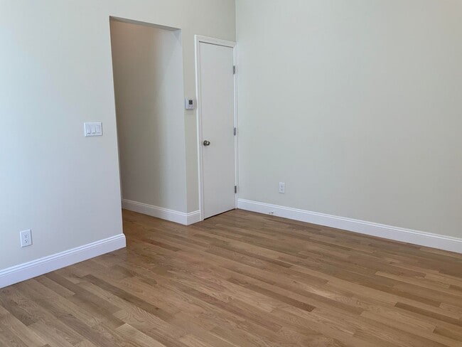 Building Photo - RENOVATED 2BD/1.5BA. Dishwasher! LAUNDRY I...
