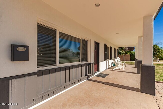 Foto del edificio - 722 E McLellan Blvd