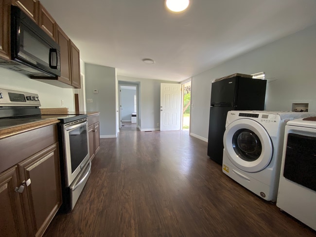 Kitchen + Washer/Dryer - 2229 E Welch Rd