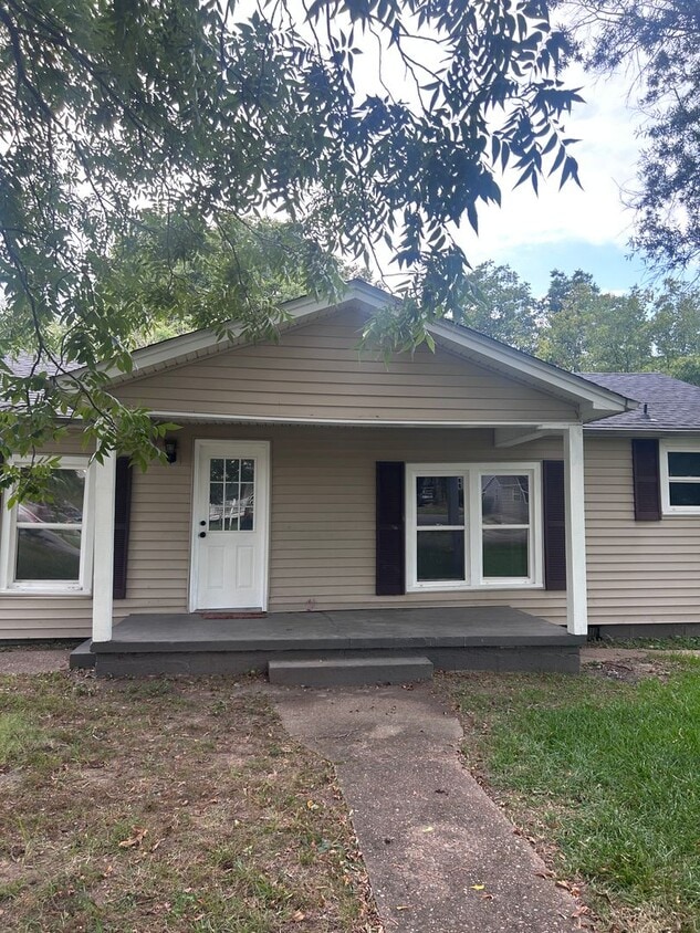 Photo - 1909 Tombras Ave
