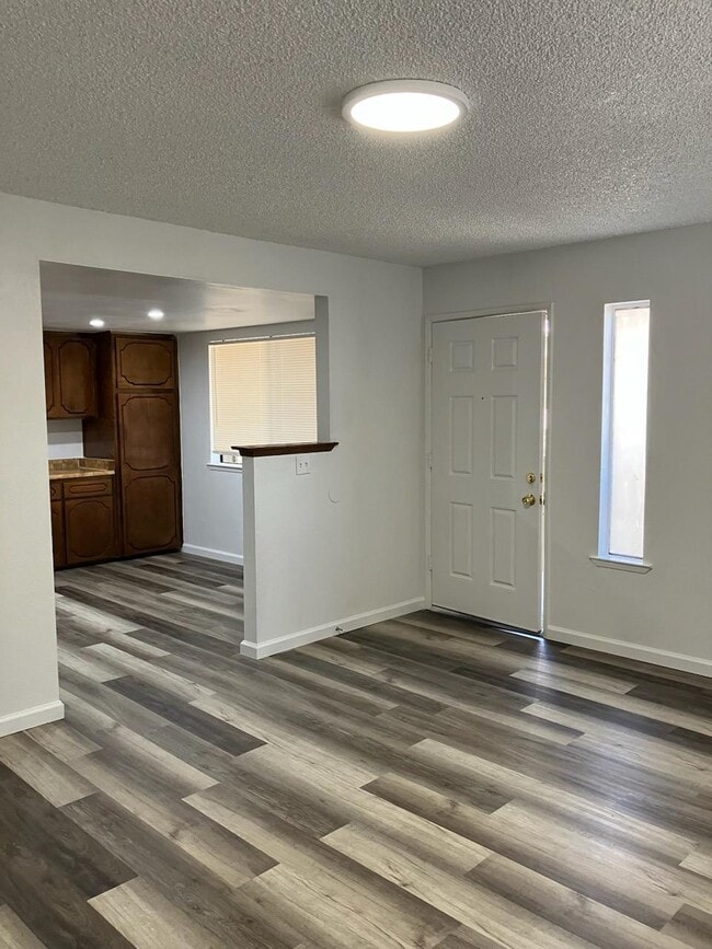 Building Photo - 231 W Tulare Ave