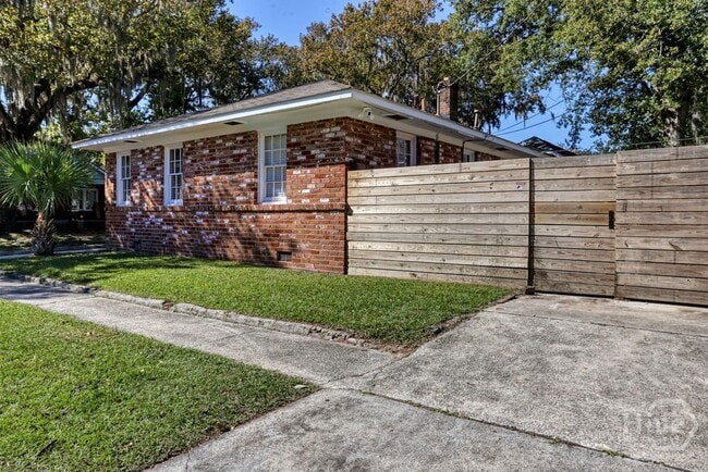 Building Photo - 916 Maupas Ave