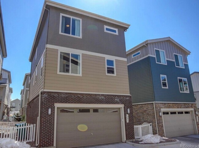 Foto del edificio - 3 Bedroom Townhome in Aurora