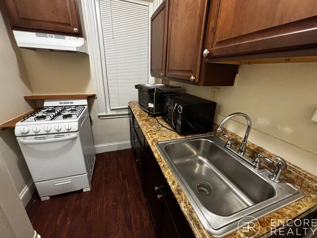 Building Photo - 376 Riverway