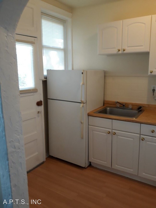 Building Photo - 555-11 Devon Ave