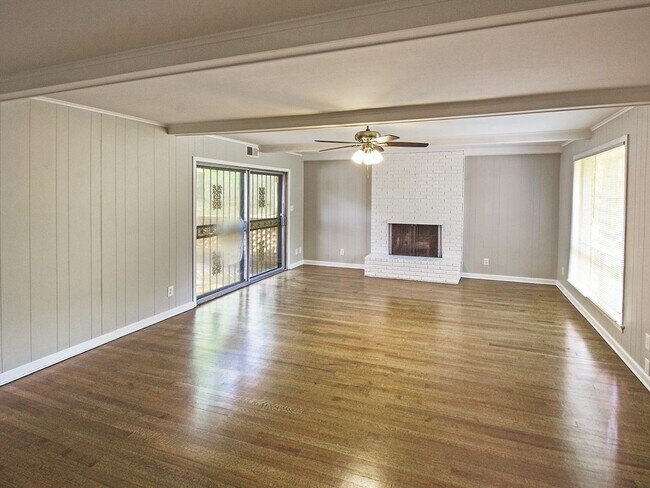 Foto del edificio - NEWLY UPDATED Mid-Century Mod home with 2 beds, 2 baths.