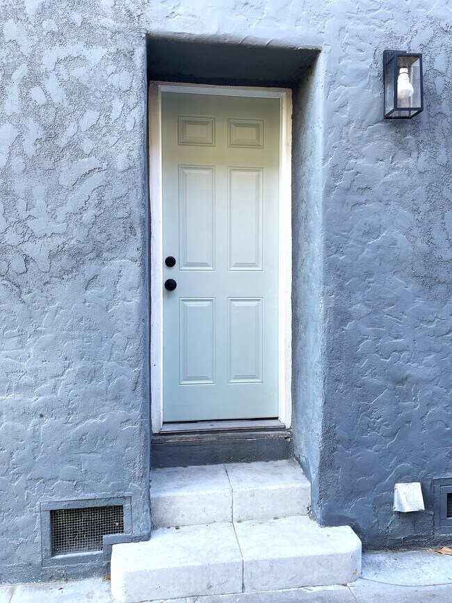 Building Photo - 831 E 82nd St