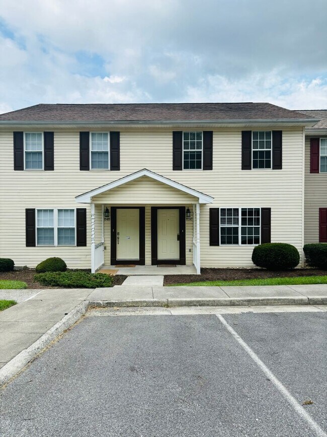 Building Photo - 4 Bedroom 3 Bath with Den Townhouse
