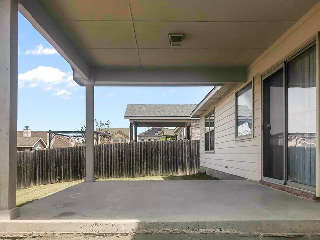 Building Photo - Spacious 1 Story Home!