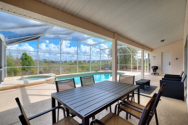 Foto del edificio - Brand-New Vinyl Flooring, New A/C & Newly Renovated Kitchen! Pool Care Lawn Maintenance & Basic C...