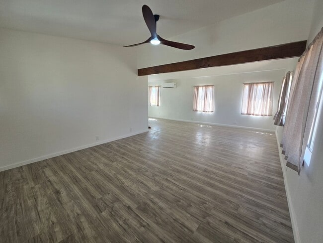 Building Photo - Secluded & Super Clean!