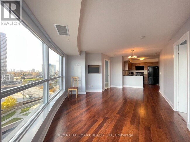 Photo du bâtiment - 135 Village Green Square