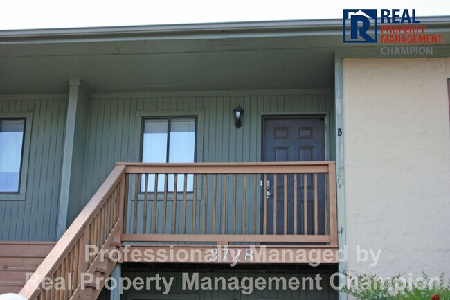 Foto del edificio - Beautiful Upper-Level Condo with Convenient Mid-Town Location