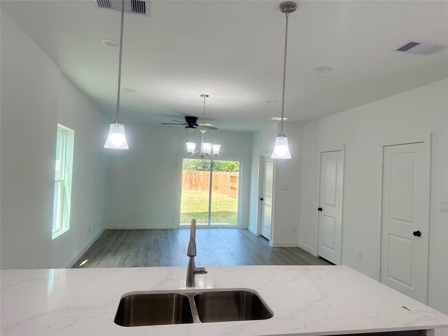 Foto del edificio - 7813 Hirsch Rd