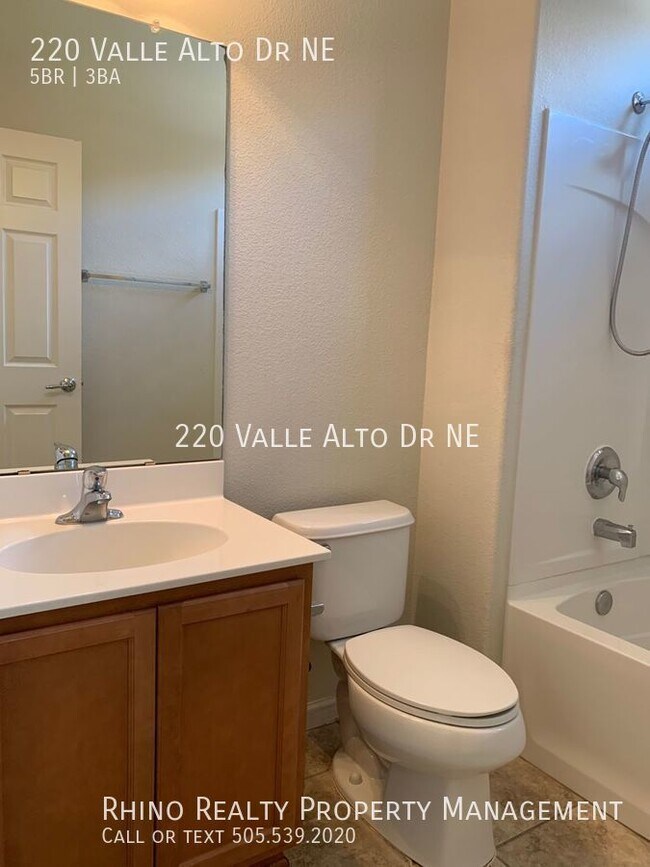 Building Photo - Amazing 5 Bedroom, 3 Bath Home in Rio Rancho!