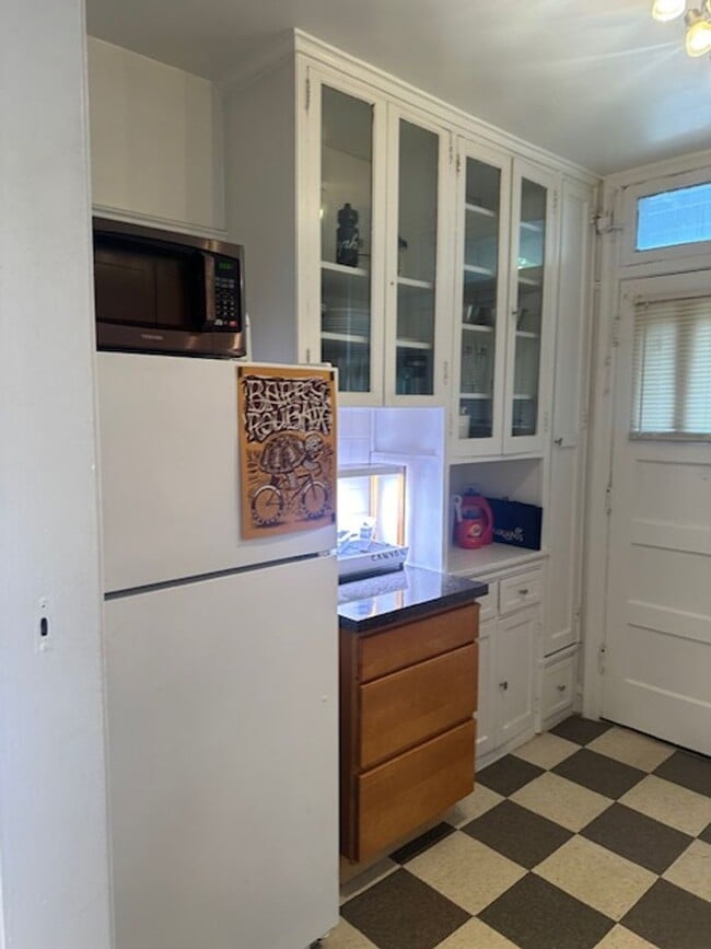 Building Photo - Bright and Sunny Unit ~ One Bed/One bath ~...