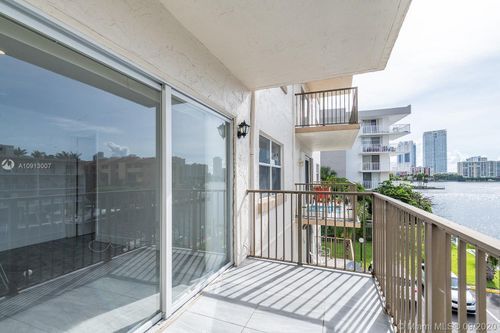 Foto del edificio - 3948 NE 169th St