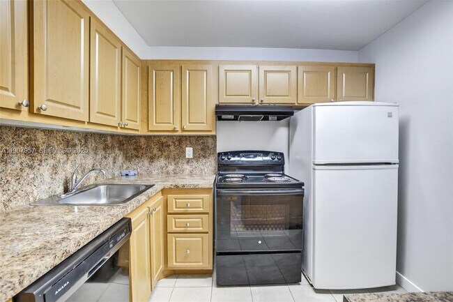 Foto del edificio - 6500 Cypress Rd