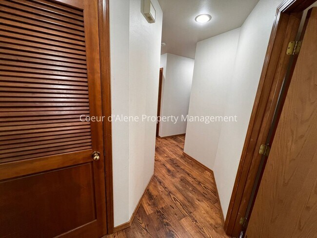 Foto del edificio - 8233 N Ridgewood Dr