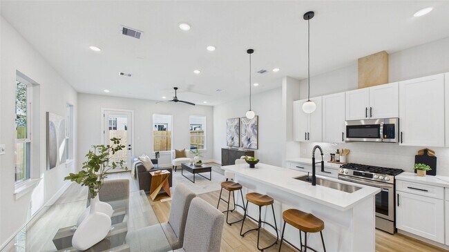 Building Photo - 5027 Golden Forest Dr