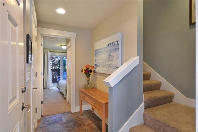 Foto del edificio - Stylish Townhome 4 Blocks North of Green Lake