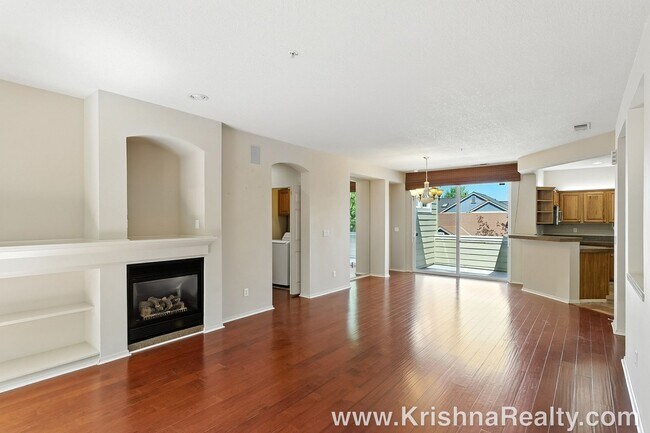 Foto del edificio - Spectacular 2 BD* 2BA* Townhome Located In...