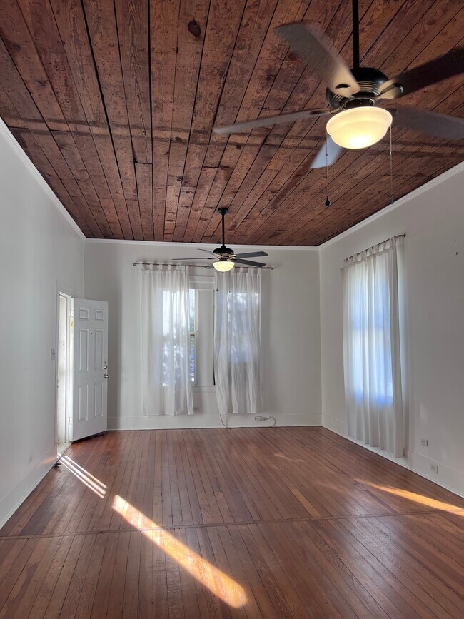 Living, Dining - 2610 N Flores St
