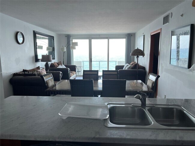 Foto del edificio - 9499 Collins Ave