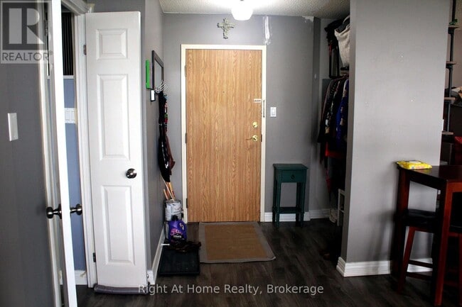 Building Photo - 1360 Rathburn Rd E