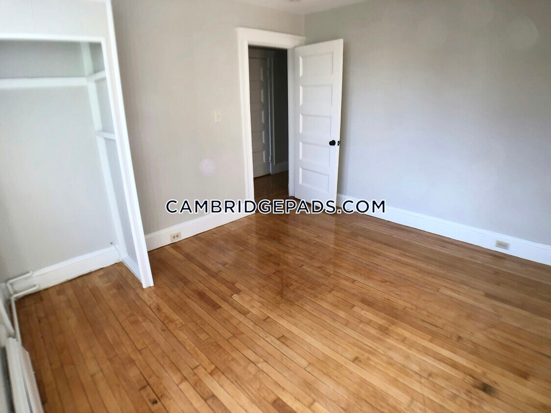 Building Photo - 156 Elm St