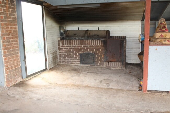 Building Photo - Country Living!!