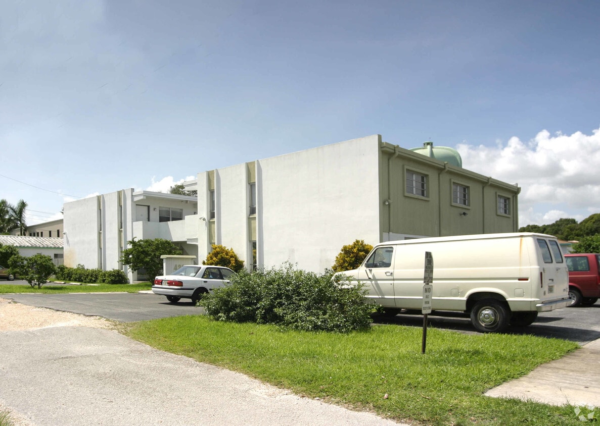 Primary Photo - Croissant Park Apartments