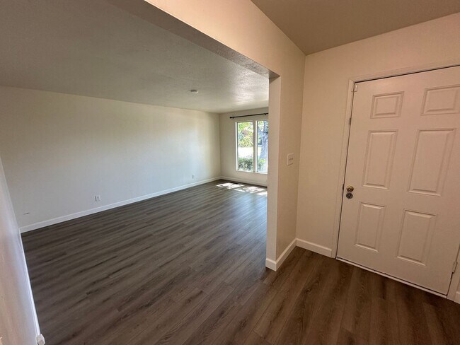 Building Photo - 1321 Palomar Way