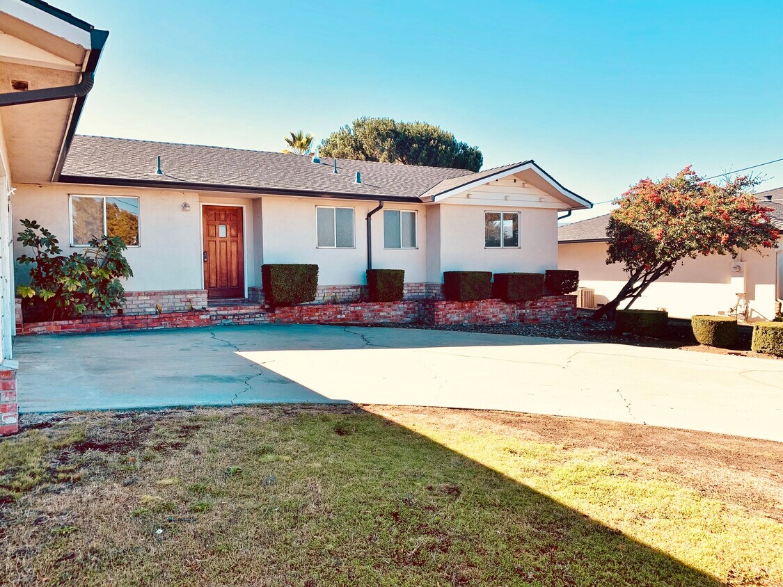 Primary Photo - 1071 Sunset Dr