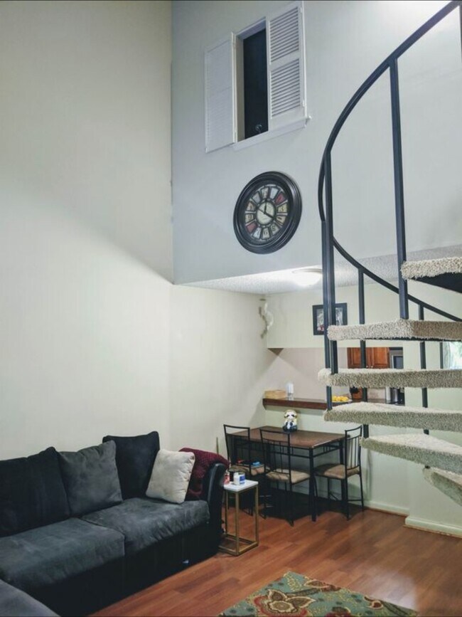 Building Photo - 300 Lozes Ave