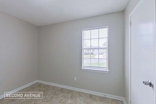 Building Photo - 1739 Huntington Dr