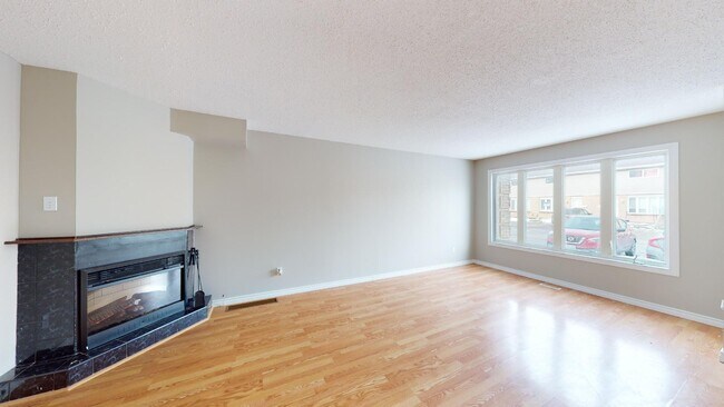 Photo du bâtiment - SPACIOUS THREE BEDROOM TOWNHOME BY HOSPITAL