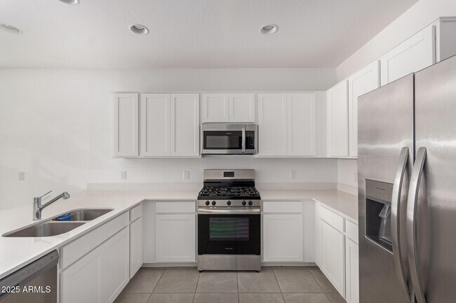 Foto del edificio - 3233 Juniper Cyn Dr