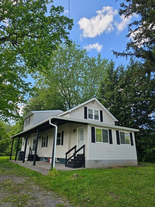 Foto principal - Stunning 4 Bed 2 Bath Single Family Rental...