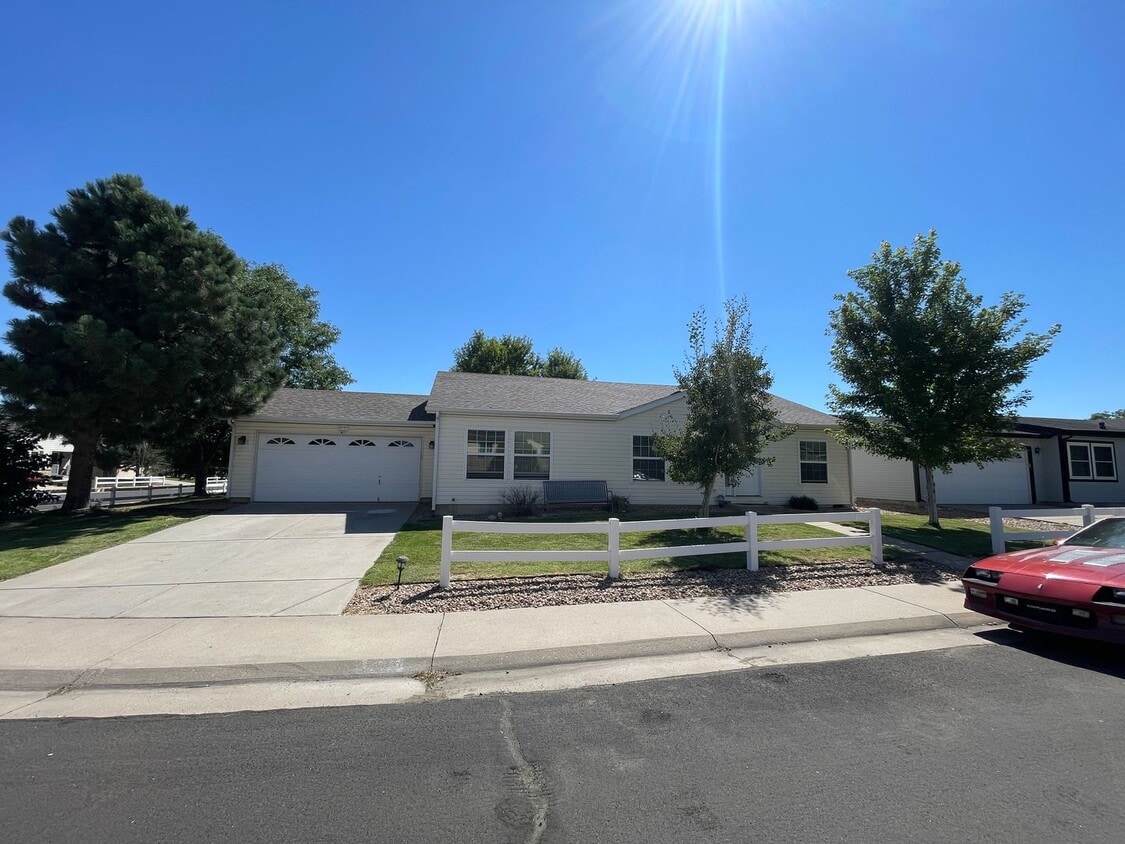 Foto principal - Discover this charming ranch-style home perfect for comfortable living.