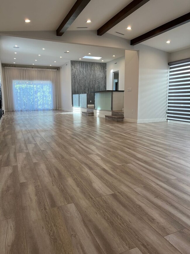 Foto del edificio - 2 Bedroom Modern Luxury, Valley Village