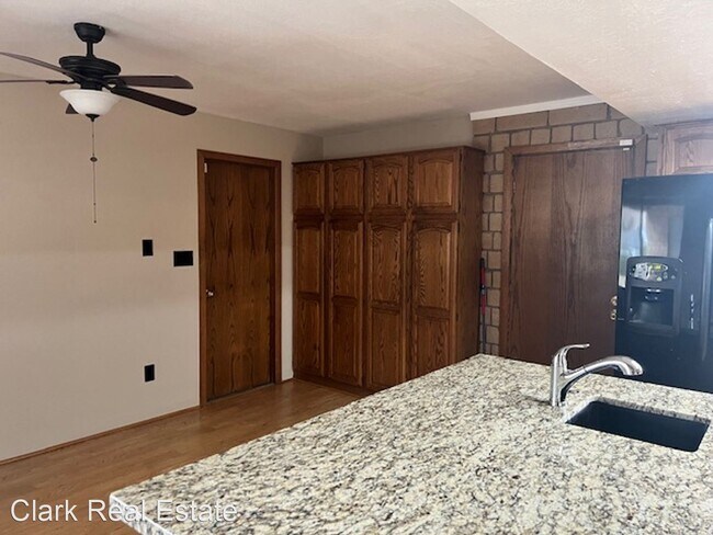 Building Photo - 4 br, 3 bath House - 1455 Sioux Trail