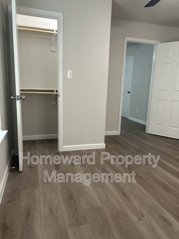 Foto del edificio - 407 N Justin Ave