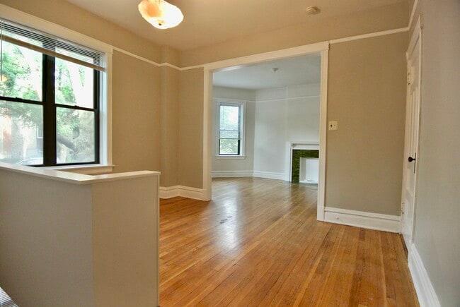 Building Photo - 3809 N Lakewood Ave #1