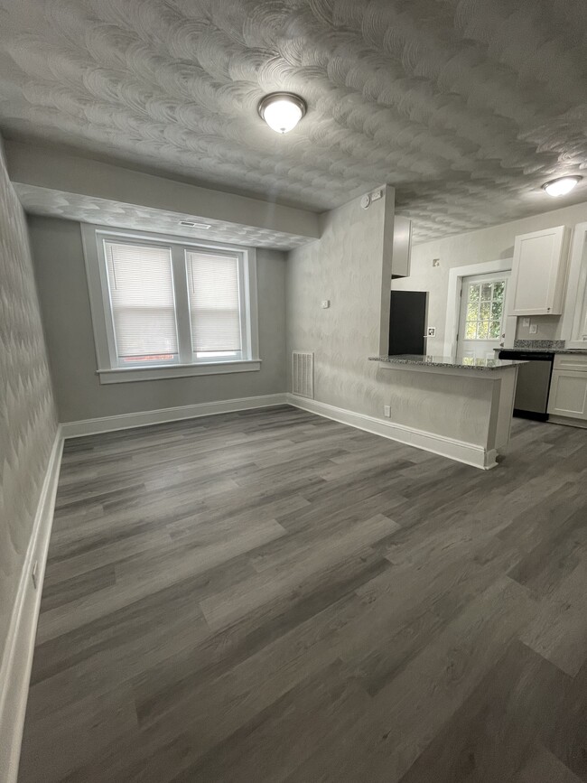 Building Photo - 527 W 37th St